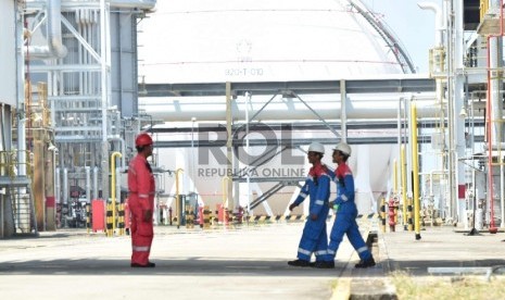 Suasana kilang minyak Trans Pacific Petrochemical Indotama (TPPI) di Tuban, Jawa Timur, Rabu (11/11).