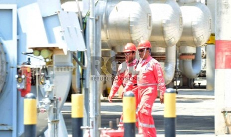 Suasana kilang minyak Trans Pacific Petrochemical Indotama (TPPI) di Tuban, Jawa Timur, Rabu (11/11). 