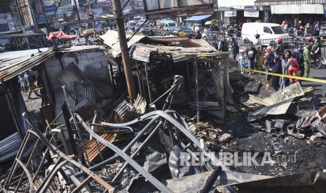 Suasana kios pascakebakaran Pasar Ujungberung, Kota Bandung, Senin (10/6).