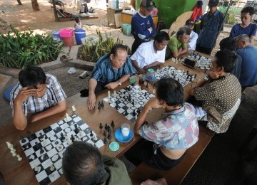 Suasana kolong Jembatan Layang Tebet, Jakarta Selatan, Sabtu (10/9), yang dipenuhi belasan warga bermain catur. ( Republika/Aditya Pradana Putra )