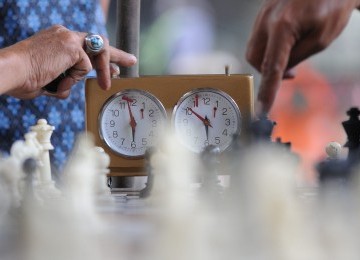 Suasana kolong Jembatan Layang Tebet, Jakarta Selatan, Sabtu (10/9), yang dipenuhi belasan warga bermain catur. ( Republika/Aditya Pradana Putra )