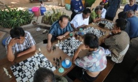 Suasana kolong Jembatan Layang Tebet, Jakarta Selatan, Sabtu (10/9), yang dipenuhi belasan warga bermain catur. ( Republika/Aditya Pradana Putra )