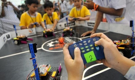  Suasana kompetisi Indonesia Robotic Master Cup 2012 di Jakarta, Sabtu (10/11).   (Prayogi)