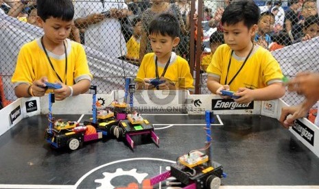  Suasana kompetisi Indonesia Robotic Master Cup 2012 di Jakarta, Sabtu (10/11).   (Prayogi)