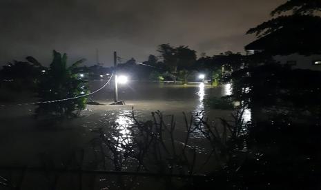 Suasana Kompleks De Flamboyan, Tanjung Selamat, Deli Serdang, Sumatra Utara pada Jumat (4/12) dini hari WIB saat air Sungai Belawan meluap menerjang perumahan tersebut.