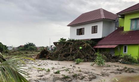 Suasana Kompleks De Flamboyan, Tanjung Selamat, Deli Serdang, Sumatra Utara pada Jumat (4/12) pagi setelah air yang menerjang perumahan tersebut surut.