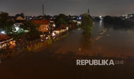 Suasana kondisi Kali Ciliwung di kawasan Cililitan, Jakarta, Senin (5/2) malam. Banjir yang merendam kawasan tersebut akibat luapan Kali Ciliwung yang merupakan kiriman dari Bendung Katulampa, Bogor. 