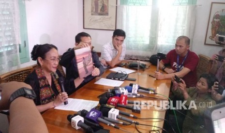 Suasana konferensi pers klarifikasi Sukmawati Sukarno Putri di Warung Daun, Cikini, Jakarta, Rabu (4/4). 