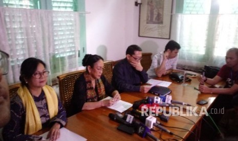 Suasana konferensi pers klarifikasi Sukmawati Sukarno Putri di Warung Daun, Cikini, Jakarta, Rabu (4/4). 