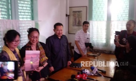 Suasana konferensi pers klarifikasi Sukmawati Sukarno Putri di Warung Daun, Cikini, Jakarta, Rabu (4/4). 