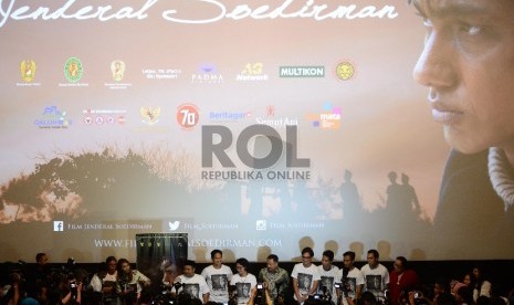 Suasana konferensi pers saat peluncuran film Soedirman yang digelar di XXI Epicentrum, Jakarta, Senin (24/8). Film ini diluncurkan untuk menyemarakan Hut RI Ke-70 sekaligus membangkitkan rasa Nasionalisme kepada penonton yang menyaksikan.