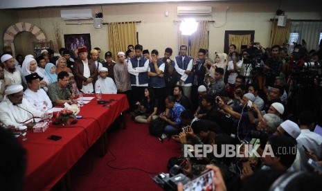 Suasana konferensi pers yang digelar Gerakan Nasional Pengawal Fatwa Majelis Ulama Indonesia (GNPF MUI) Aksi Bela Islam III di AQL Islamic Center, Jakarta, Jumat (18/11). 