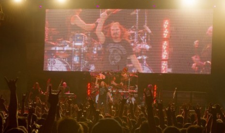 Suasana konser Dream Theater di Lapangan D, Senayan, Jakarta, Ahad (26/10).