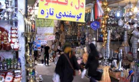 Suasana koridor di pasar tradisional, Tajriz, Teheran di mana turis bisa memperoleh cenderamata khas Iran.