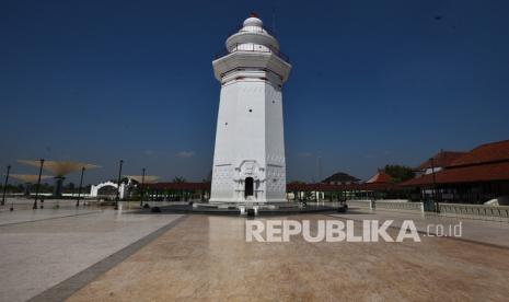 Suasana kosong di tempat wisata religi Kompleks Masjid Kesultanan Banten di Kasemen, Serang, Banten, Ahad (4/7/2021). Pemprov Banten menutup sementara sejumlah objek wisata selama Pemberlakuan Pembatasan Kegiatan Masyarakat (PPKM) Darurat tanggal 3 - 20 Juli akibat tingginya angka penularan COVID-19 yang terjadi di hampir semua kabupaten/kota kecuali di Kabupaten Pandeglang. 