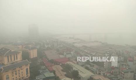 Suasana kota Hanoi yang berkabut akibat polusi yang tinggi