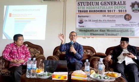 Suasana kuliah umum membahas ekonomi umat di kampus STIE Hidayatullah, Depok, Jawa Barat, Sabtu (26/8).    