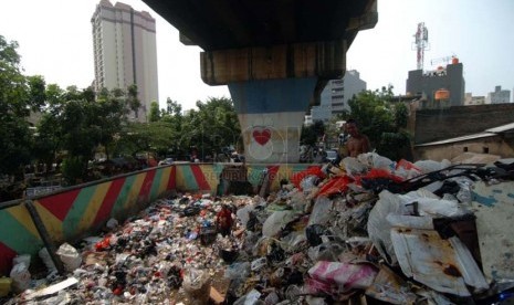  Suasana kumu di bawah jalan layang kereta api kawasan Pasar Baru, Jakarta Pusat, Jumat (3/10). (Republika/Raisan Al Farisi)