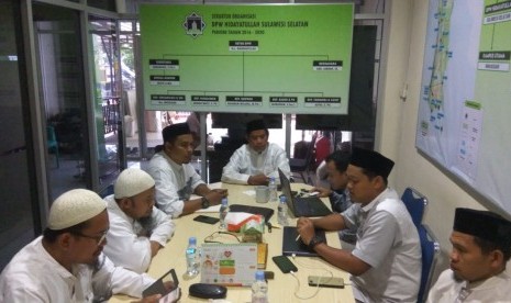 Suasana kunjungan pengurus Yayasan Al Bayan ke DPW Hidayatullah Sulawesi Selatan.