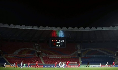 Suasana laga Korea Utara vs Korea Selatan dalam lanjutan Grup H Kualifikasi Piala Dunia 2022 Zona Asia di Stadion Kim Il Sung, Pyongyang, Selasa (15/10).