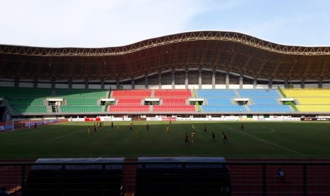 Suasana laga Liga 1, Bhanyangkara FC melawan Perseru Serui di stadion Patriot Bekasi, Kamis (20/4). Bhayangkara unggul 1-0 pada babak pertama.