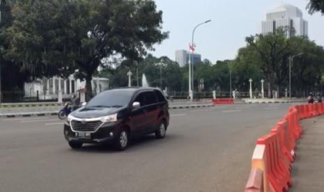 Suasana lalu lintas di depan Istana Merdeka, Jakarta.