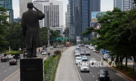 Suasana lalu lintas di Jalan Sudirman, Jakarta, Kamis (31/3).