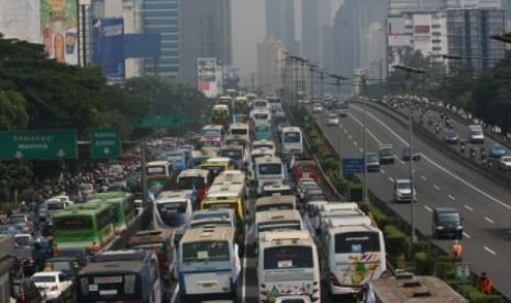 Suasana lalu lintas di Jl Gatot Subroto Jakarta