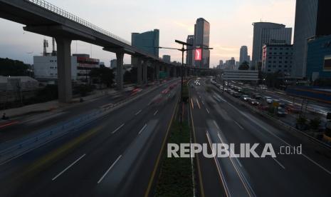 Suasana lalu lintas di ruas Tol Dalam Kota, kawasan Jalan Gatot Subroto, Jakarta, Jumat (2/7/2021). Jelang penerapan Pemberlakuan Pembatasan Kegiatan Masyarakat (PPKM) Darurat di Pulau Jawa dan Bali pada 3-20 Juli, lalu lintas di Ibu kota terpantau ramai lancar karena sejumlah perusahaan telah menerapkan kerja dari rumah atau WFH kepada pegawainya. 