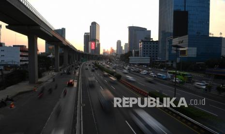 Suasana lalu lintas di ruas Tol Dalam Kota, kawasan Jalan Gatot Subroto, Jakarta, Jumat (2/7/2021). Jelang penerapan Pemberlakuan Pembatasan Kegiatan Masyarakat (PPKM) Darurat di Pulau Jawa dan Bali pada 3-20 Juli, lalu lintas di Ibu kota terpantau ramai lancar karena sejumlah perusahaan telah menerapkan kerja dari rumah atau WFH kepada pegawainya.