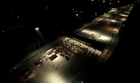 Suasana lalu lintas di ruas Tol Jakarta-Cikampek H-1 Hari Raya Idul Fitri 1443 H terpantau lengang.