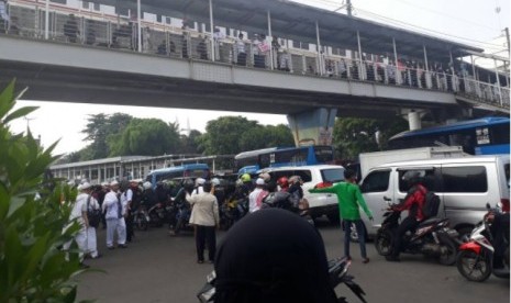 Suasana lalu lintas di seputar Masjid Istiqlal menjelang Aksi Simpatik 55, Jumat (5/5).