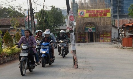 Suasana lalu lintas Jalan Ciater Raya Kota Tangerang Selatan, Jumat (25/9).