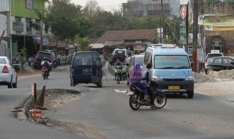 Suasana lalu lintas Jalan Ciater Raya Kota Tangerang Selatan, Jumat (25/9).Yasin Habibi/ Republika