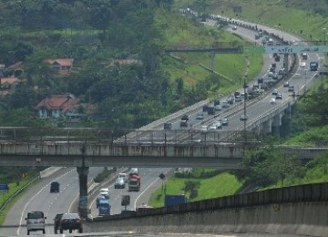 Suasana lalu lintas kendaraan melintasi Jalan tol Cipularang, Jawa Barat.