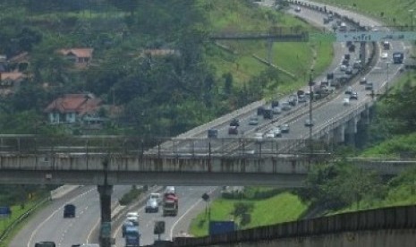 Suasana lalu lintas kendaraan melintasi Jalan tol Cipularang, Jawa Barat.