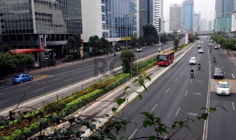  Suasana lalu lintas tampak lengang di kawasan jalan Sudirman, Jakarta Pusat, Kamis (20/9).  (Prayogi)