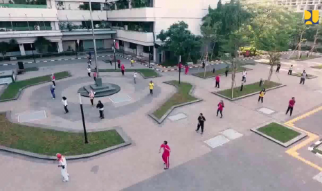 Suasana lapangan parkir PUPR