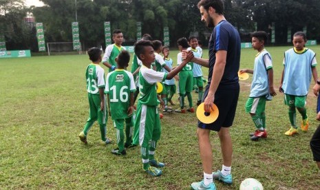 Suasana latihan 16 pemain terbaik Milo Football Championship 2017 bersama pelatih FCBEscola, Martí Vila pada MILO Football Camp di International Sports Club of Indonesia (ISCI), Ciputat.