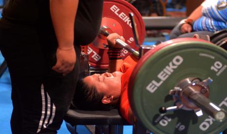  Suasana latihan atlet para powerlifting Indonesia. 