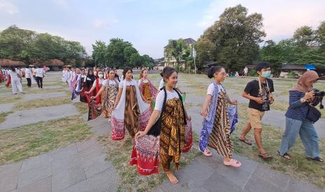  Suasana latihan para peserta Solo Menari, Kamis (27/4/2023).