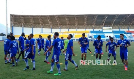 Suasana latihan Persib Bandung di SPOrT Jabar, Bandung, Senin (14/5). 