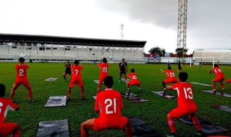 Suasana latihan tim Persika Karawang.