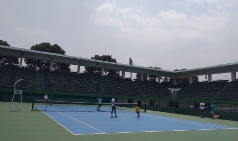 Suasana latihan Tim Piala Davis Indonesia di GBK, Jakarta, Senin (9/9).