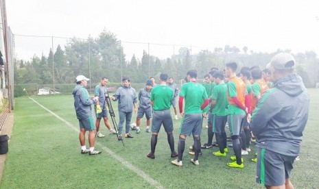  Suasana latihan Timnas Indonesia U19 di Lapangan Football Plus Arena, Lembang Jawa Barat, Kamis (26/10). 