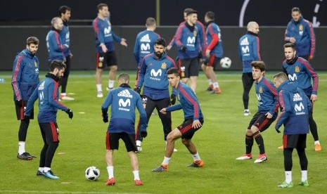 Suasana latihan timnas Spanyol di Duesseldorf, Jerman, Kamis (22/3).