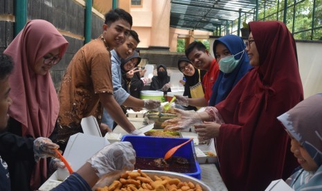 Suasana layanan makan gratis dari Humanity Food Truck Aksi Cepat Tanggap (ACT) DIY di Universitas Islam Indonesia (UII). 