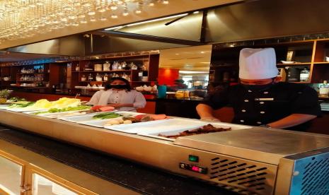 Suasana layanan sajian menu makanan di Wyndham Hotel Surabaya.