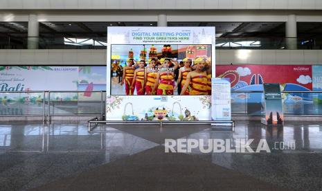 Suasana lengang area Terminal Internasional saat hari pertama pembukaan kembali penerbangan internasional di Bandara Internasional I Gusti Ngurah Rai, Badung, Bali, Kamis (14/10/2021). Bandara Ngurah Rai resmi dibuka kembali untuk melayani penerbangan internasional meskipun hingga Kamis siang masih belum ada pengajuan 