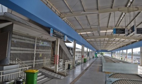 Suasana lengang dan akses pintu masuk Stasiun KA Tanah Abang yang tertutup di Jakarta, Rabu (22/5/2019). PT Kereta Commuter Indonesia mengarahkan para penumpang kereta commuterline untuk beralih ke stasiun lain untuk menghindarkan para penumpang dari kerusuhan yang terjadi di sekitar Tanah Abang. 